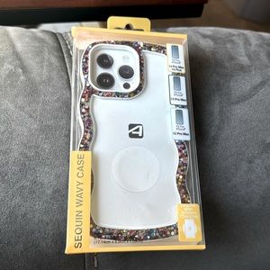 iPhone 12,13,14 pro max & 14 plus phone case clear  with sequins on wavy edges